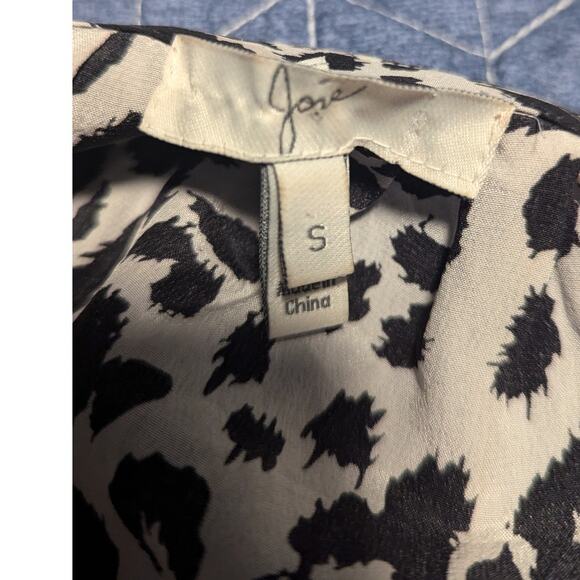 Joie Size S Animal Print Silk Blouse Split V Neck Long Button Sleeve - Picture 6 of 9